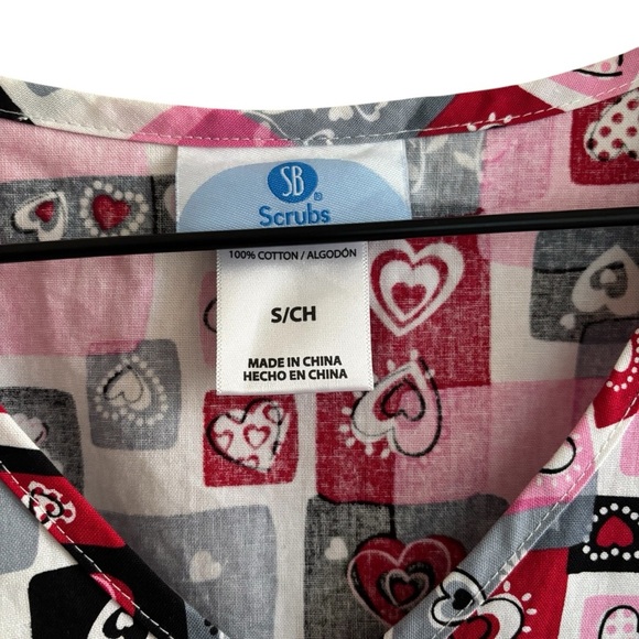 Heart and Card Pattern V-Neck Scrub Top Women’s Size Small - Picture 2 of 10